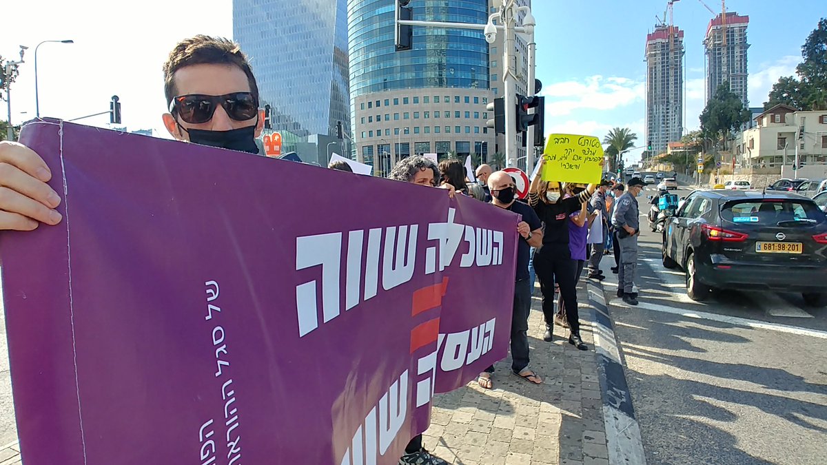 OritYaal's tweet photo. כל 4 חודשים או 8 חודשים מפטרים את המרצים. עובדי קבלן עם תואר שלישי, ושכר מינימום ובלי תנאים. הפגנה בקרית הממשלה אחרי שביתה של 5 שבועות.  @SegelUnion https://t.co/7Xil1Miqya