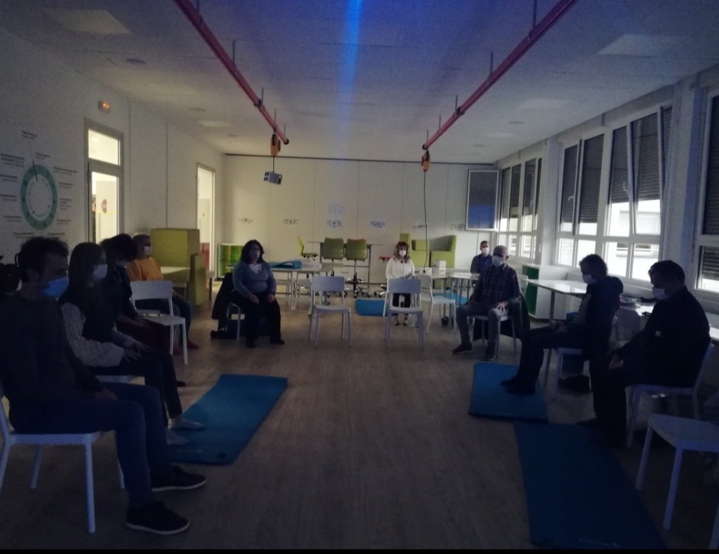 fpbarakaldolh's tweet photo. Disfrutando de una de las sesiones del programa "Mindfulness, gestión del estrés" facilitado por la instructora acreditada Mertxe Eiguren.
Estamos comprometidas/os en aportar los recursos necesarios para garantizar la salud integral de nuestro profesorado. 
Milesker Mertxe!!! https://t.co/DPWtpziQbC
