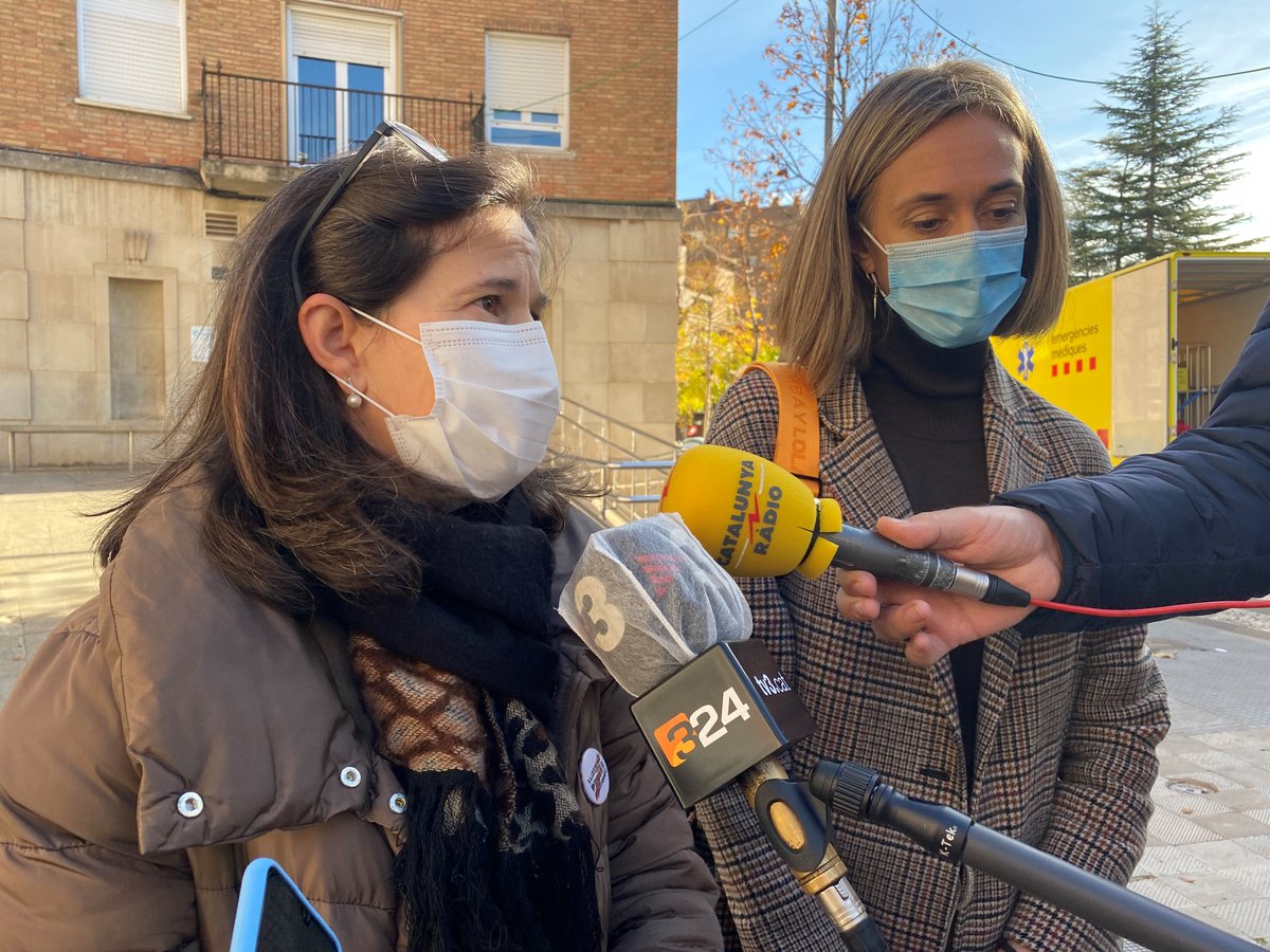 apicslleida's tweet photo. Aquest matí es retira la carpa del #CUAPLleida Una reorganització interna permet tractar a l'interior del centre els pacients amb problemes respiratoris i amb sospita de la COVID-19 #EnsEnSortirem #CapFred #primàriaCOVID #AraMésquemaiPrimària #COVID19 https://t.co/fgvYuZkVDP