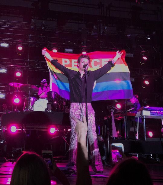 hlnlzdaily's tweet photo. Harry Styles. The first solo male on the cover of Vogue. Breaking gender stereotypes. Caring and welcoming to everyone. Makes everyone feel included. Very respectful. Express himself through clothing and his music. He makes others feel happy. He makes others proud. THAT is Harry. https://t.co/lgjqpy0P6X