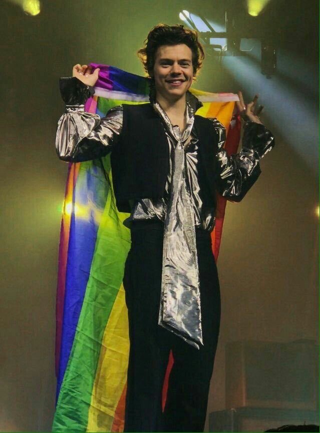 hlnlzdaily's tweet photo. Harry Styles. The first solo male on the cover of Vogue. Breaking gender stereotypes. Caring and welcoming to everyone. Makes everyone feel included. Very respectful. Express himself through clothing and his music. He makes others feel happy. He makes others proud. THAT is Harry. https://t.co/lgjqpy0P6X