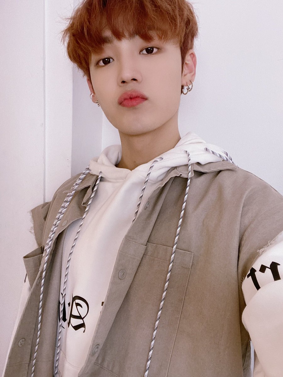 official_ACE7's tweet photo. [#에이스_찬]

여러분 비하인드가 올라왔다고 하는데요?!?
그걸 보자마자 저도 이 사진을 올려야지 하고 생각했답니다😉
그동안 보현이 사랑해 주셔서 고마워요 초이들🥰

 #ACE #에이스 #CHOICE #초이스
#CHAN #찬 #강유찬  #손보현
#TWENTYTWENTY #트웬티트웬티 https://t.co/II6HYuWKgY
