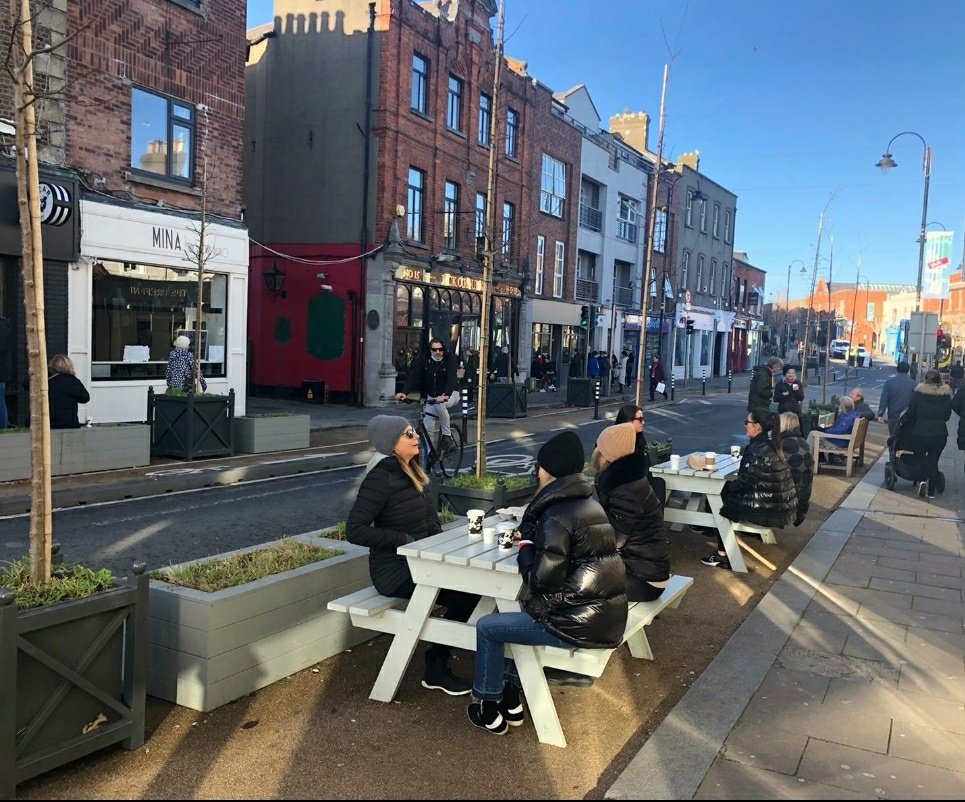 dlrcc's tweet photo. People enjoying the new community seating this weekend. These allow for more #LiveableSpace for people &amp; businesses &amp; an increased sense of place to our villages

When we exit L5 they will become even more important in driving footfall to local business

#ShopLocal
#ClickLocal
🎁 https://t.co/5qDEx8lx0s