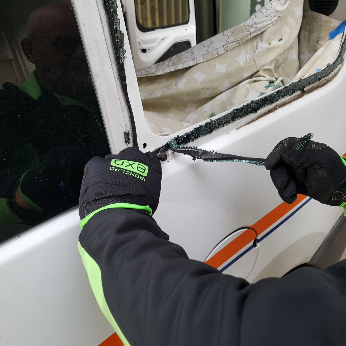 AutoruitP's tweet photo. Ingebroken? In de meeste gevallen binnen 24 uur weer een ruit geplaatst. Bel dus 0528-820320 ook buiten openingstijden #24/7 #zijruit #inbraak #123RUIT.nl https://t.co/vTcMxEWGDa