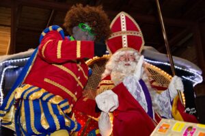Sinterklaas is aangekomen -  

Afgelopen zaterdagavond is Sinterklaas aangekomen in Eerbeek. Dit keer niet per stoomtrein maar een heuse stoomboot.
Vanwege... - rtv-veluwezoom.nl/rtvn/sinterkla…