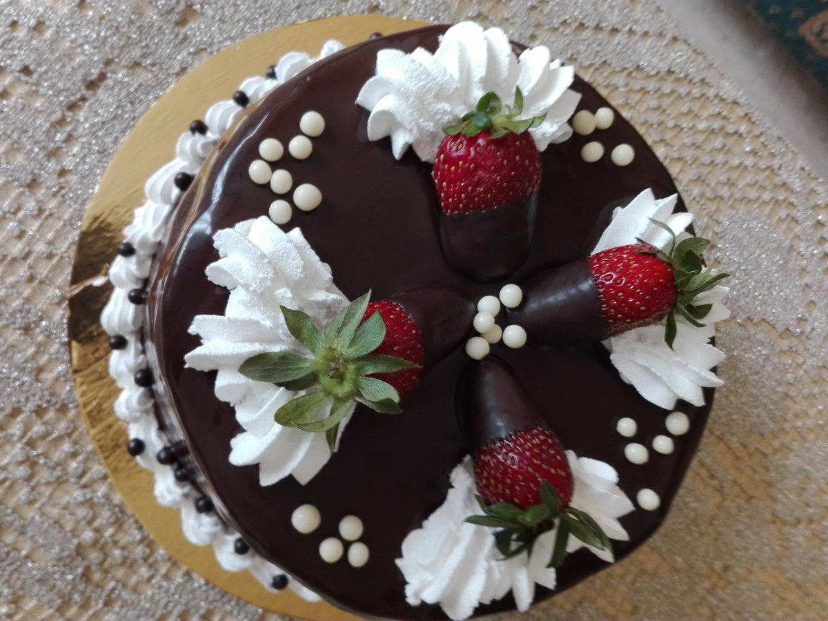 BeirutCityGuide's tweet photo. Mouthwatering cake designs by the one and only 3ammo Taha! He bakes from his modest home in Saida and needs our support. You can reach him on 70618668.

@TahaAbd22473047 https://t.co/vUkToMA47O