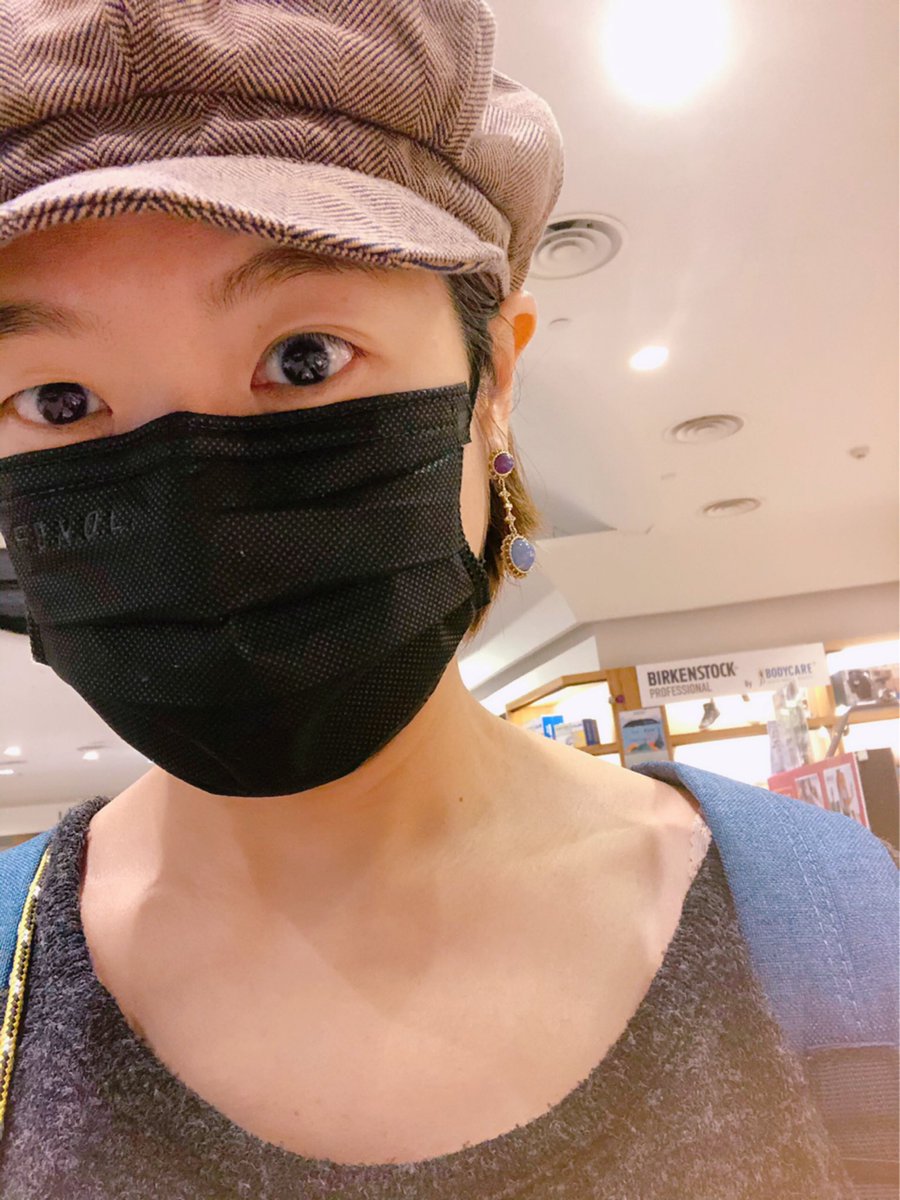 MiYTLi1's tweet photo. 有位外國人問 : r u Chinese?
我好似 菲律賓姐姐？ 印尼姐姐？ 還是 大陸蝗蟲？

本身都對自己外表冇乜信心，再咁樣問一問⋯⋯ 

不要這樣對我可以嗎 https://t.co/dgGGodGna5