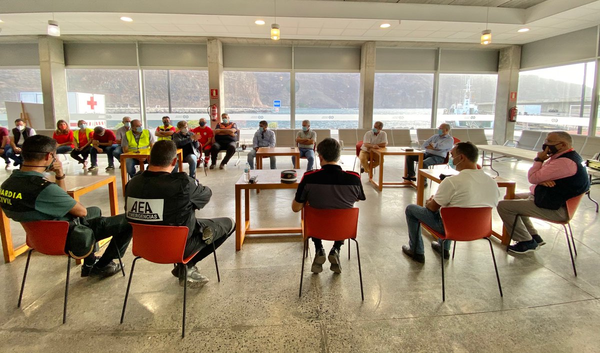 CurbeloCasimiro's tweet photo. 👏Quiero reiterar mi agradecimiento a todas las administraciones, cuerpos y fuerzas de seguridad, profesionales y colectivos de voluntarios que posibilitaron una excelente labor de coordinación en el operativo por el derrumbe de #Argaga. 

🔗👇
https://t.co/91EjejkDEa

#LaGomera https://t.co/nHPUcpBmU9