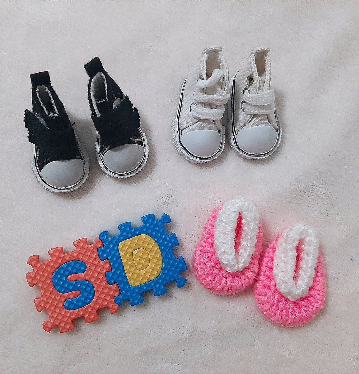 smoldiaries's tweet photo. 🏷Shoes for 15/20 cm
(The white one got a short lace 😅 and the black one got glue marks around, idk why 😔)

Mine + Code

White - P170
Black - P150 
Crochet (for bbolamb) - P70 original price also

#SmolHelpStillHelps #smoldiaries https://t.co/7np8v94kwI