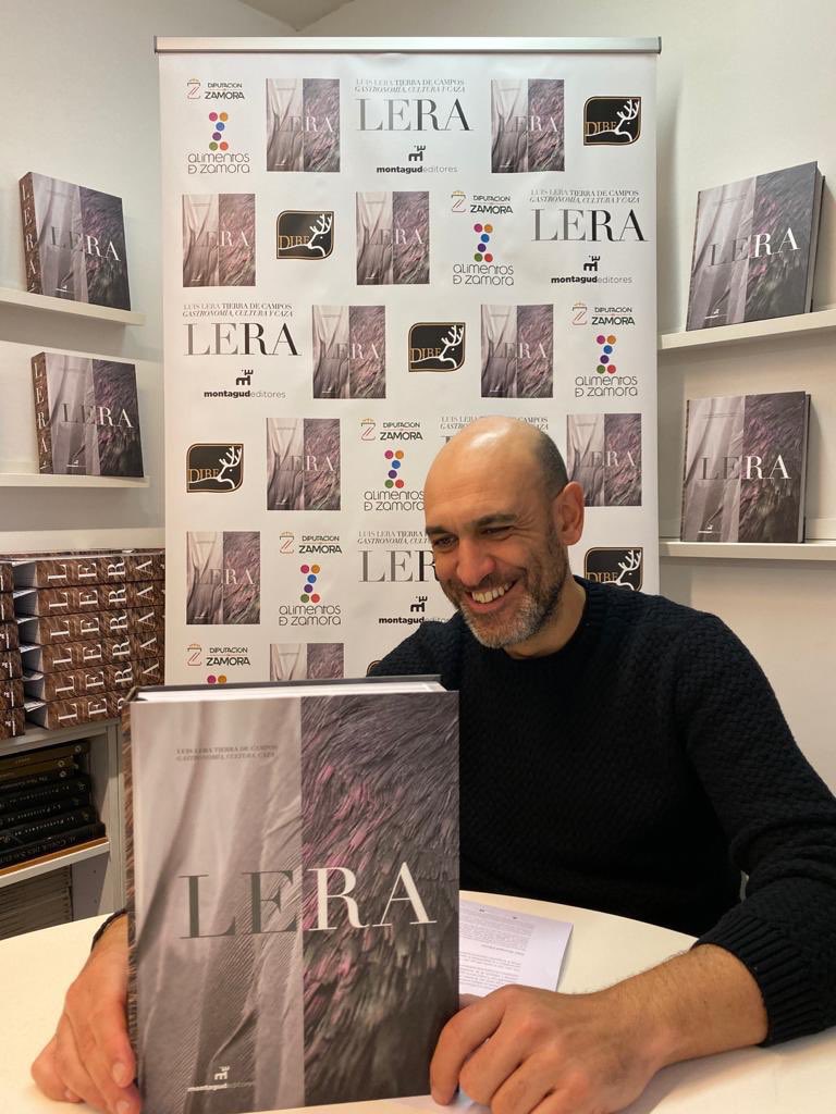 SilviaMongeP's tweet photo. LERA, una obra de gastronomía, cultura y caza única !!! 📚 Estamos muy felices de tener hoy con nosotros a @luis_lera firmando su libro y de contar con grandes colaboradores como @CarnicasDibe y @dipuzamora ! 👏 @Montagud1906 https://t.co/bDeUFTI4Yw