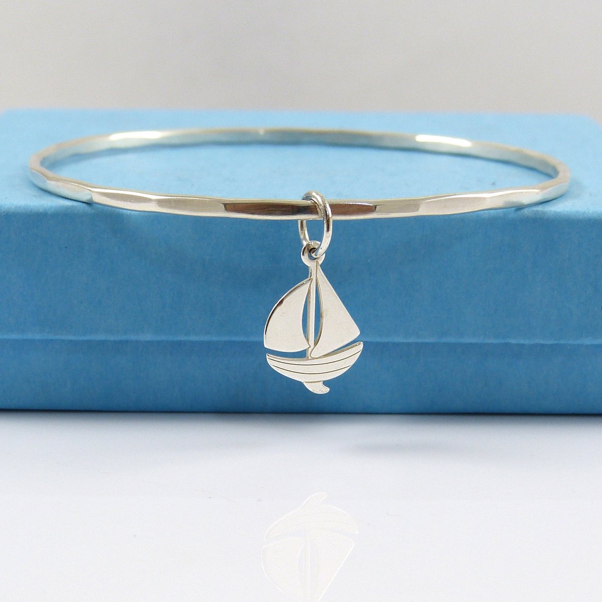 TheStrandline's tweet photo. Sterling Silver Boat Bangle, Boat Charm, Bangle Bracelet, SS Bangle, Sterling Silver Bangle,  Hammered Bangle, Boat Bangle, Nautical https://t.co/iUqZHmsMgQ #ChristmasGift #womaninbiz #UKGiftAM #Christmas2020 #supportsmallbusiness #SolidSilverBangle https://t.co/4LIBSYbjxq