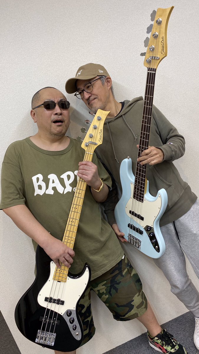 Tak Saito Threedots Guitars 右のギタリストに良いベース作れー って写真のような指令関係でw かなり拘り突き詰め極めました 究極のパッシヴベース 期待してて良いですよー まもなく発売です 超お楽しみに Tak 増崎孝司 Dimension 増