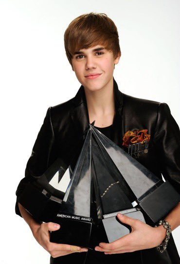 ANGLSPKS's tweet photo. IF U WANT THIS AGAINT.. RT 
I’m voting for Justin Bieber for Artist of the Year at the #AMAs https://t.co/sCEveumYOP