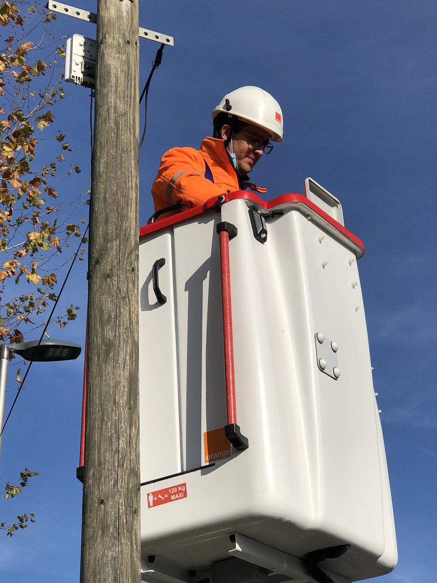 Flochjf's tweet photo. Chaque jour nos techniciens @OrangeOccitanie interviennent sur le terrain pour nos clients. Dans bien des situations  l utilisation d une nacelle est obligatoire avec un protocole de sécurité précis.  La #securite c’est l affaire de tous. 🟧👍 #uioc https://t.co/4wsE77QyQw https://t.co/426PKx1qoF