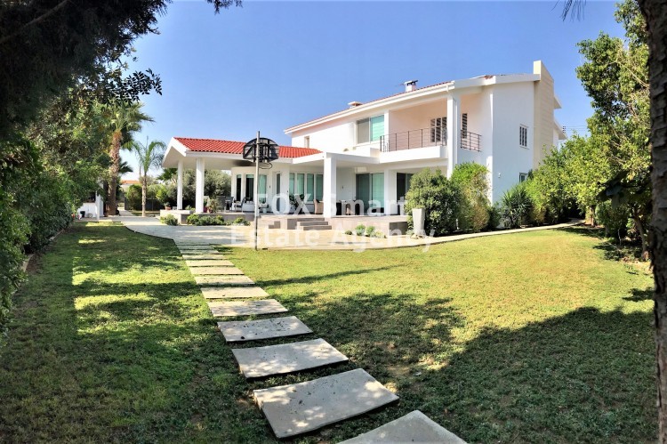 KtimatikaLIVE's tweet image. Spacious and luxury villa of 7 bedrooms is situated in a quiet neighbourhood in Latsia
LINK: foxrealty.com.cy/cyprus-house-f…