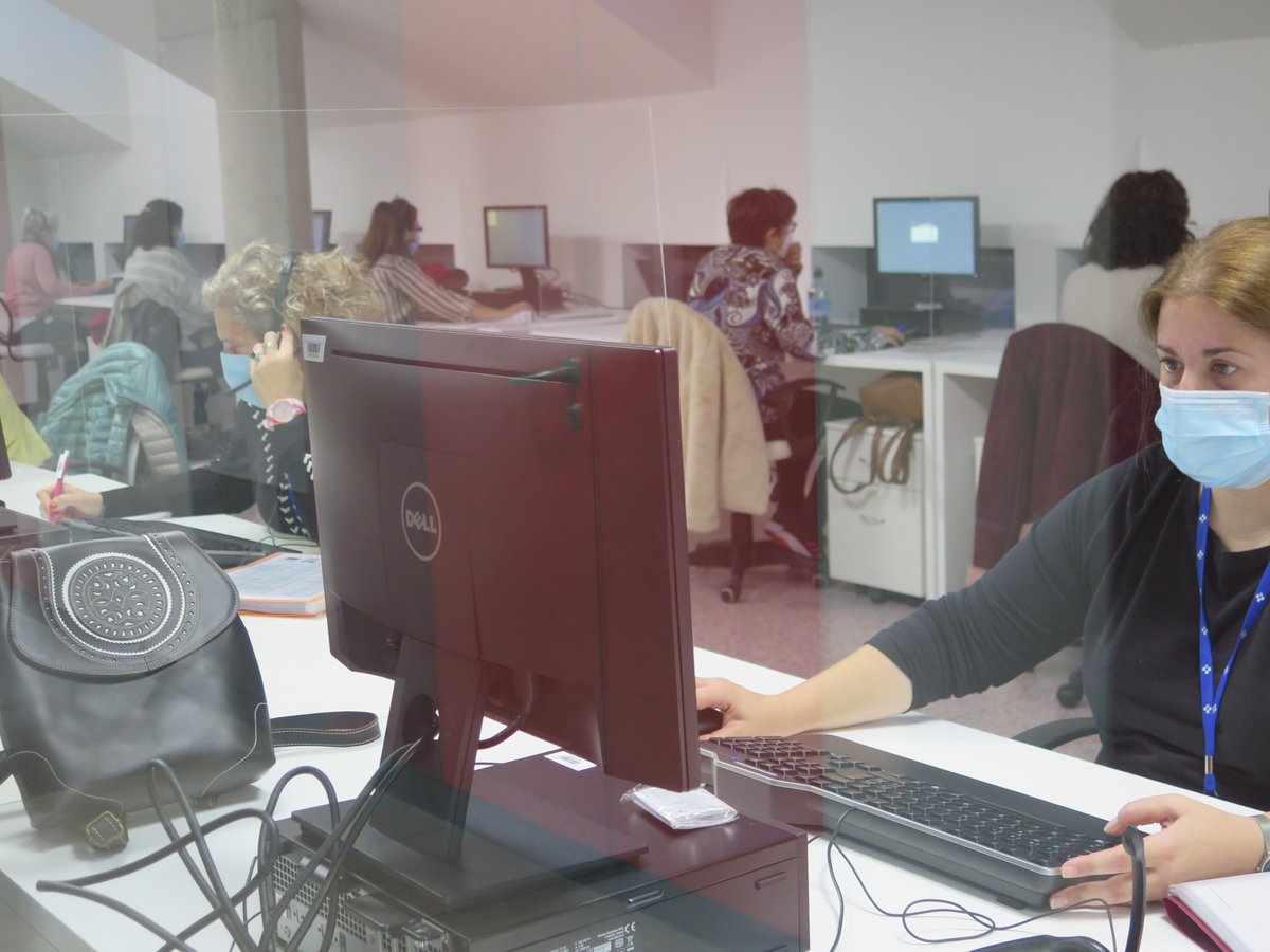 astursalud's tweet photo. 5⃣0⃣administrativos refuerzan desde las 8 de esta mañana la asistencia ☎️ de #AtenciónPrimaria🏥 de #Asturias

Si llamas a tu centro de salud, y no te cogen, al sexto tono  se redirige la llamada a este 'call center'. 

Estos profesionales cursarán tu petición. #cuidamosdetodas https://t.co/zJ4C1ISsUy