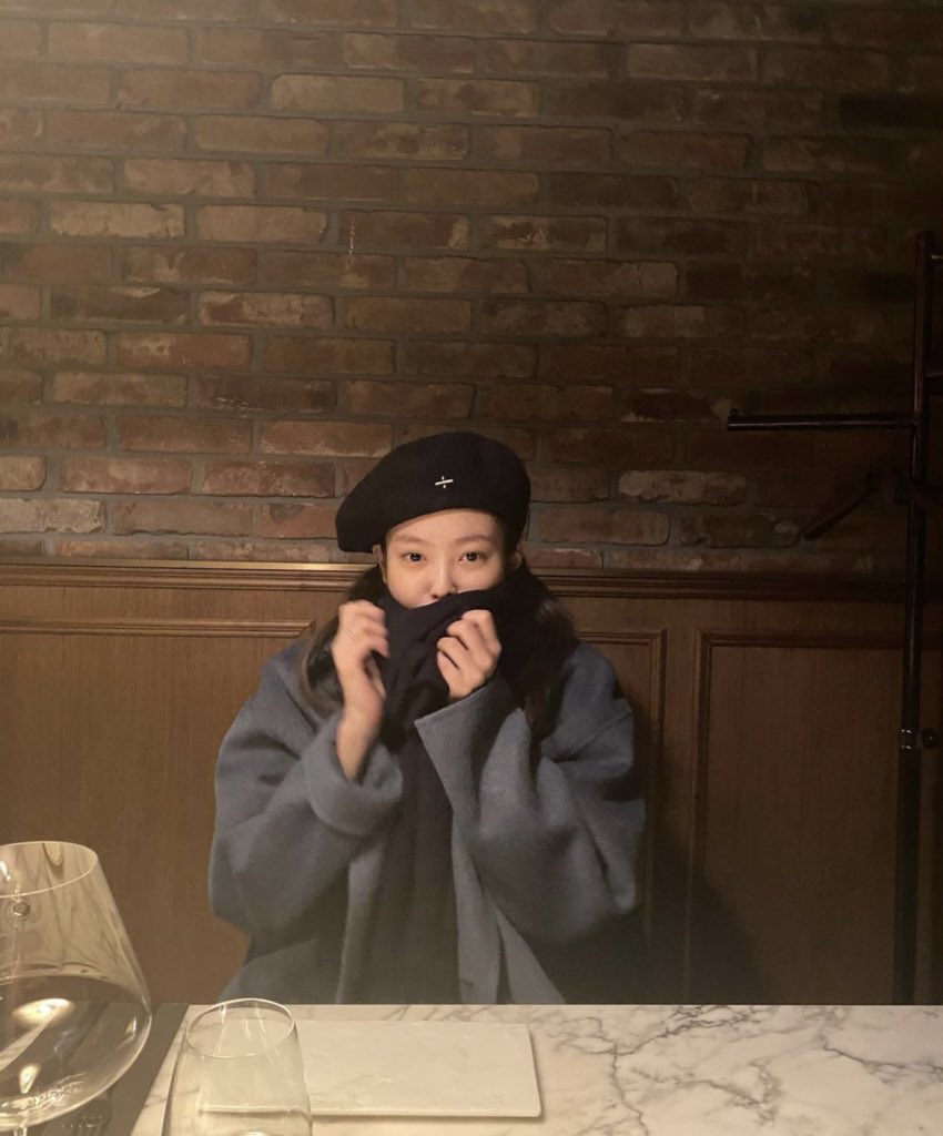 official_jensoo's tweet photo. Jennie’s wearing Blanc and Eclare beret 🖤🥰 @BLACKPINK https://t.co/yHFsMugBKI