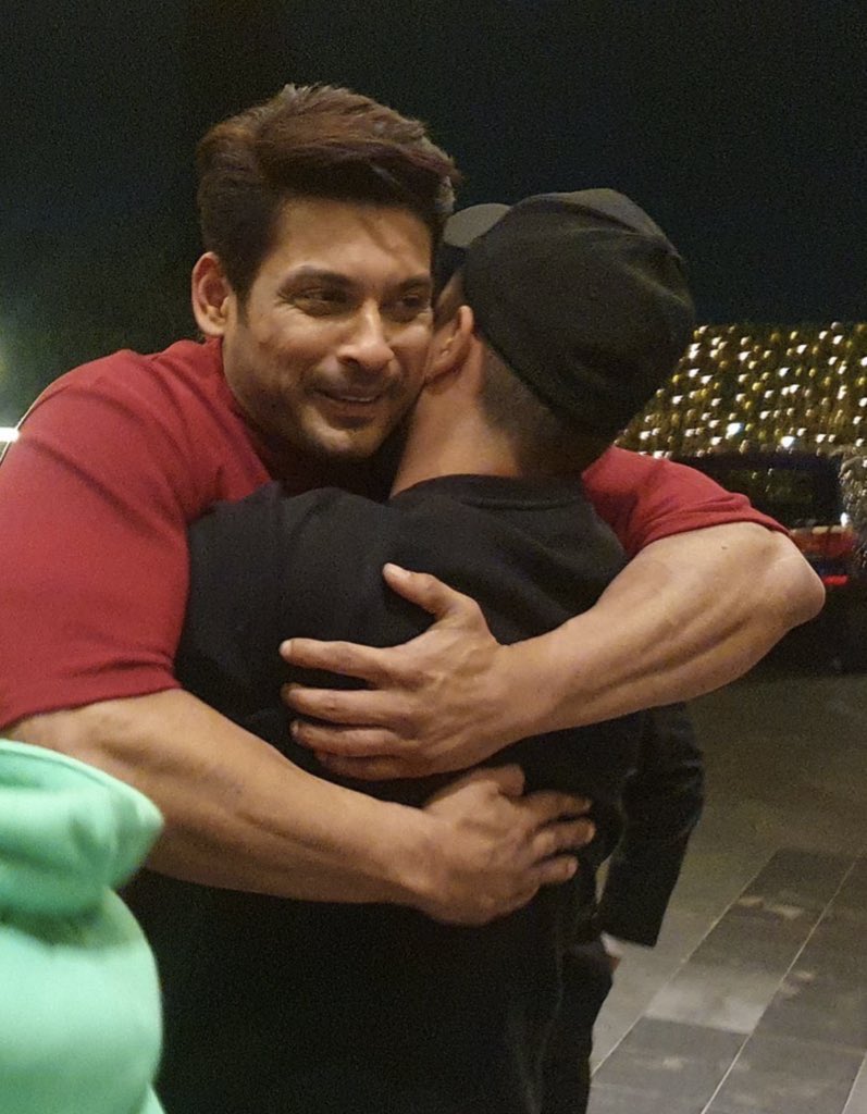 1. Life will never miss a chance to knock you it all depends on how you stand up and fight back 2. No matter how far you reach to the skies always be grounded #SidharthShukla