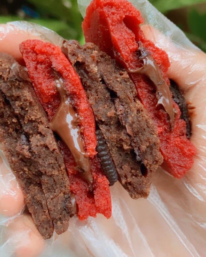 owaewo's tweet photo. Guys aku jualan softcookies, bantu retweet dong pwiss aku maksa wkwk🥺😅 
.
Variantnya ada original, redvelvet, sama dark chocholate. Untuk isiannya ada coklat sama peanut butter. Untuk topping atasnya ada chocochip, almond, sama owreo. Yang mau tanya2 dm aku aja yaa!! Thanku🥰 https://t.co/AA7I74GH58