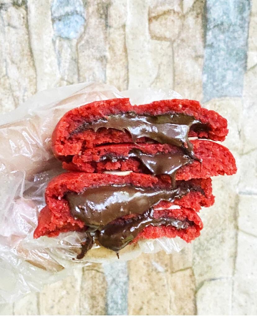 Guys aku jualan softcookies, bantu retweet dong pwiss aku maksa wkwk🥺😅 
.
Variantnya ada original, redvelvet, sama dark chocholate. Untuk isiannya ada coklat sama peanut butter. Untuk topping atasnya ada chocochip, almond, sama owreo. Yang mau tanya2 dm aku aja yaa!! Thanku🥰