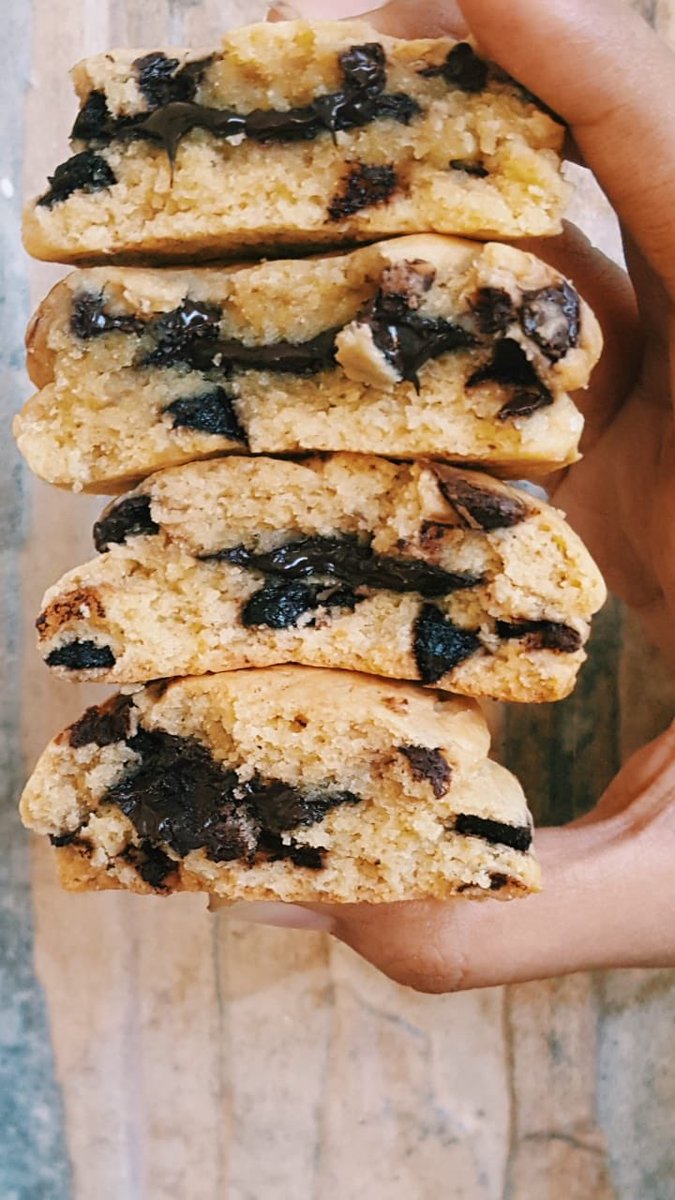 owaewo's tweet photo. Guys aku jualan softcookies, bantu retweet dong pwiss aku maksa wkwk🥺😅 
.
Variantnya ada original, redvelvet, sama dark chocholate. Untuk isiannya ada coklat sama peanut butter. Untuk topping atasnya ada chocochip, almond, sama owreo. Yang mau tanya2 dm aku aja yaa!! Thanku🥰 https://t.co/AA7I74GH58