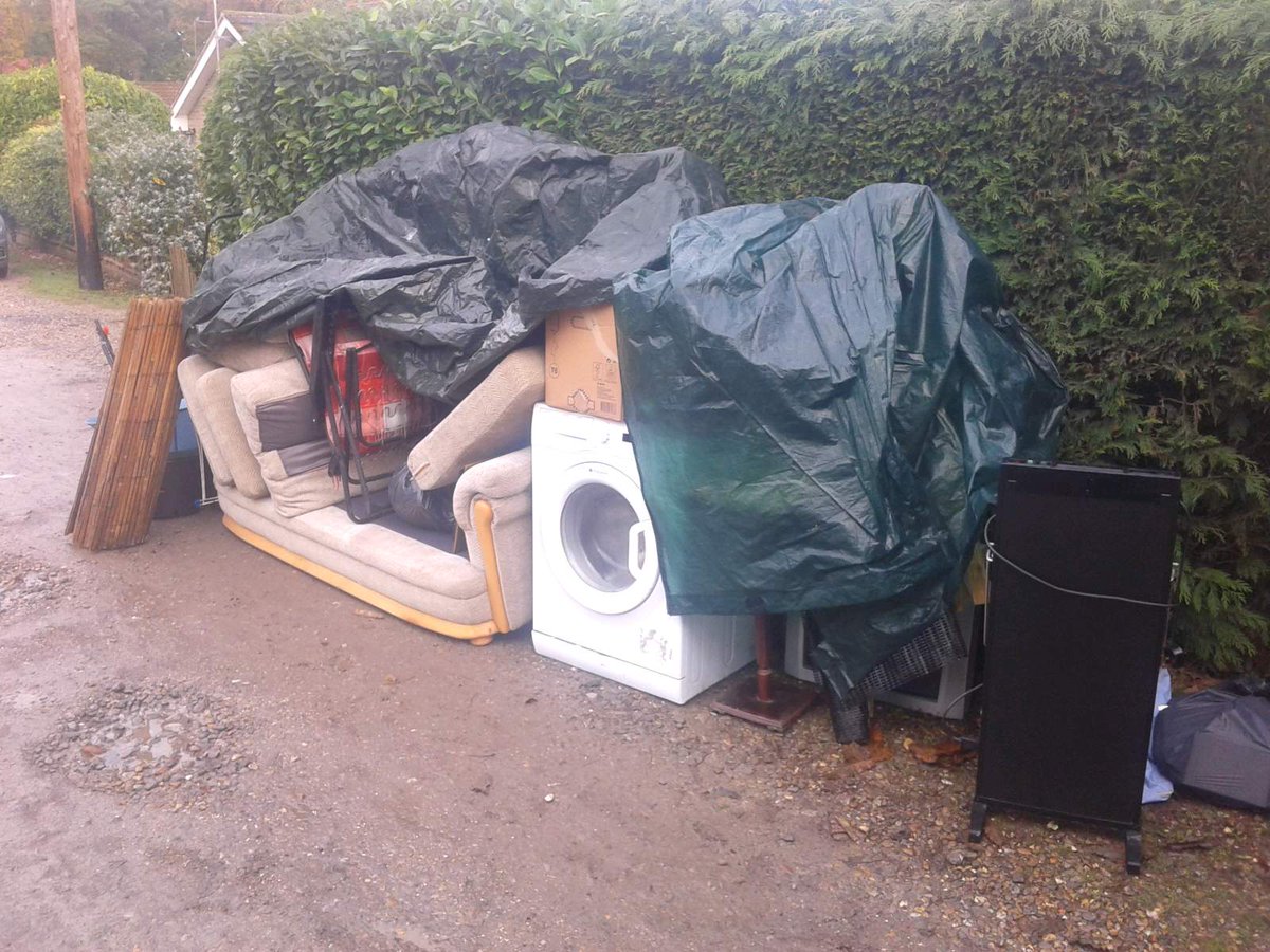 Skoup_It's tweet photo. [BEFORE &amp; AFTER] Our driver Mitchel was able to remove these unwanted items in just 20 minutes! What could you do in 20 minutes?

#MondayMotivation #disposal #waste #junk #wastemanagement #environment https://t.co/IeWONb9zaJ