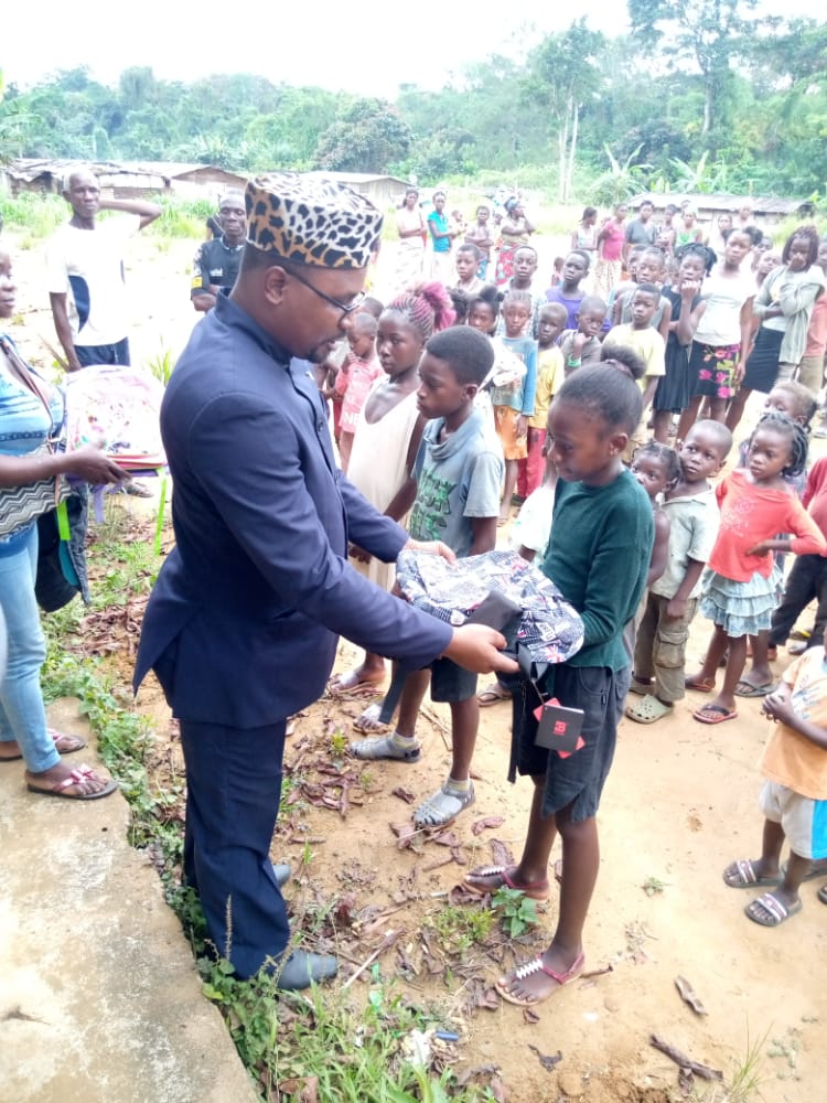 J'ai  fais le tour du District de Nzenzele  afin d'aider  les populations  à  assurer la rentrée  scolaire de leurs  enfants par un apport en kits scolaires.