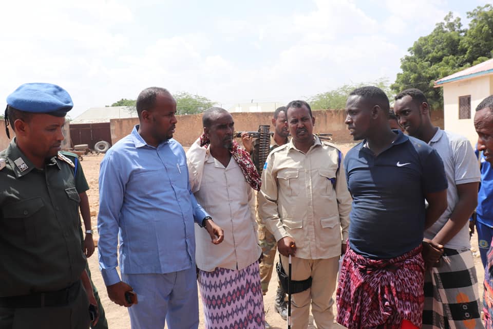 jakaarta6's tweet photo. Hiran Regional Deputy Commissioner for Finance and Politics Abukar Sheikh Abdullahi (Maadey) has preliminarily resolved a riot in Beledweyne that resulted in a car crash. https://t.co/KWVcuF2K3U