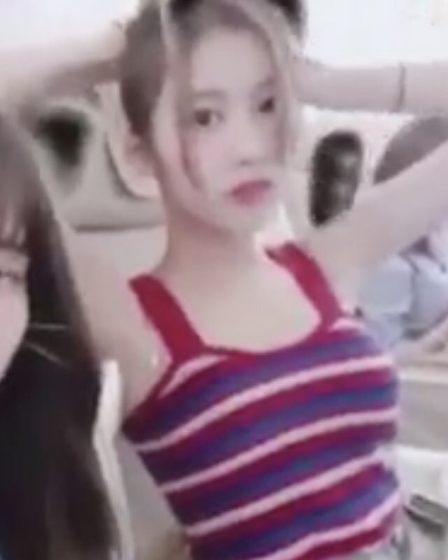 SNLQS's tweet photo. sana tying her hair up in a bun might be the most attractive thing in this world https://t.co/4abYcPmAsu