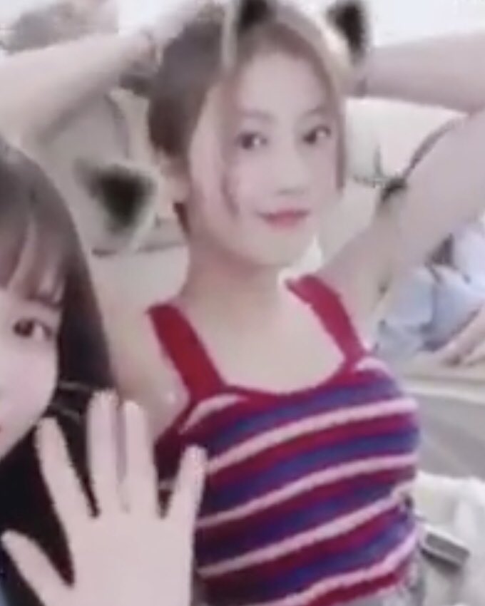 SNLQS's tweet photo. sana tying her hair up in a bun might be the most attractive thing in this world https://t.co/4abYcPmAsu