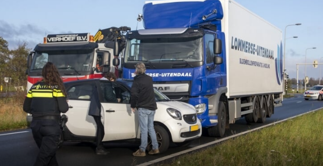 Vrachtwagen schept auto Westelijke Randweg (N208) Haarlem.