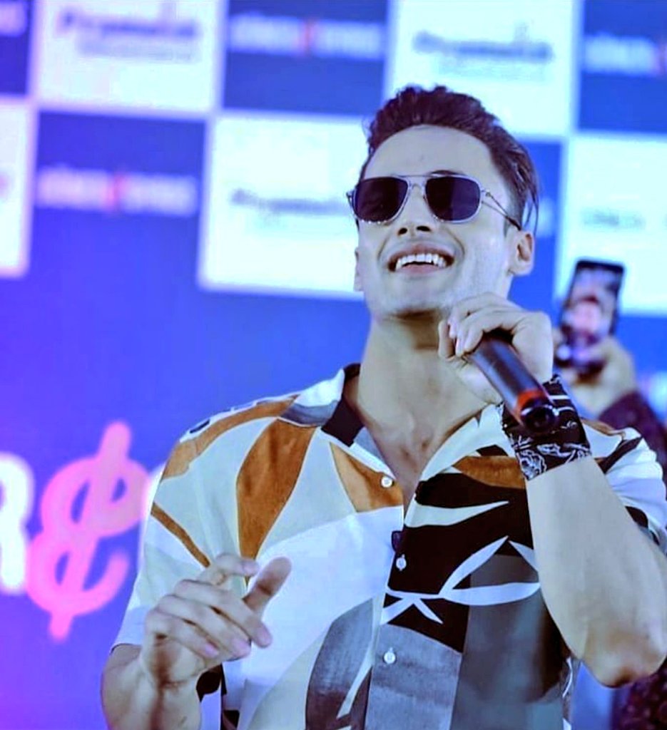 taubatooba's tweet photo. Haters will keep body shaming you, they will keep character assassination of you, 
they will keep barking shit for you, 
they will keep calling you with names !! 

But at the end of the day, they will keep applying burnol,,, you know what I'm saying !! 

ASIM RIAZ X DJ SNAKE https://t.co/WVyS2ao86o