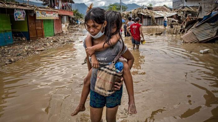 detikcom's tweet photo. #Foto Topan Vamco menghantam Filipina dengan keganasannya. Topan ini menewaskan 67 orang dan hampir 26.000 rumah rusak parah. Ini penampakannya: #Filipina

Baca selengkapnya di https://t.co/e4zQzxzvov
Foto: Getty Images/Ezra Acayan https://t.co/Lo7q2LfTqY