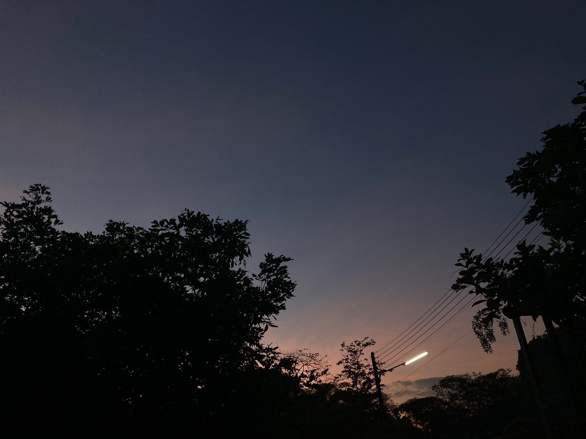 Dopamine_ee's tweet photo. อ้อมกอดของ .....ท้องฟ้า..

#sky
#llee https://t.co/9ESLjnkPSD