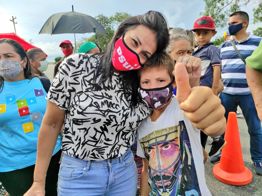 lachinabarboza's tweet photo. Nuestra militancia del @PartidoPSUV Santa Rita se abocó al 2do Simulacro Electoral con nuestros jefes de UBCH, líderes de comunidad y jefes de calle,vamos con alegría y compromiso patrio a seguir consolidando la Victoria Popular d este 6D #SimulacroAN2020 #EnVenezuelaBrillaLaPaz https://t.co/bqgQ4M1EXJ