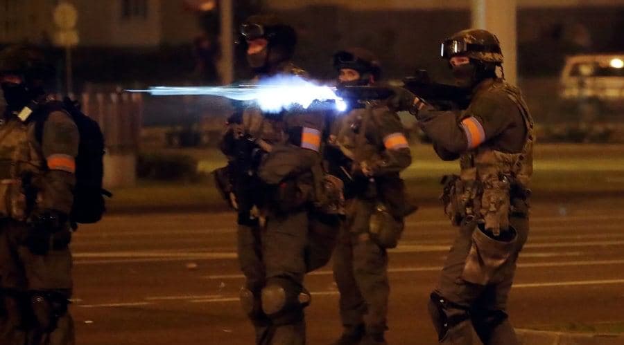 5) Zero tolerance to street demonstrations: over 100 days since the election, more than 17,000 have been arrested, hundreds tortured and four killed. Lukashenko government used elite anti-terrorism units against protesters. Pic via  https://t.me/motolkohelp&nbsp;)