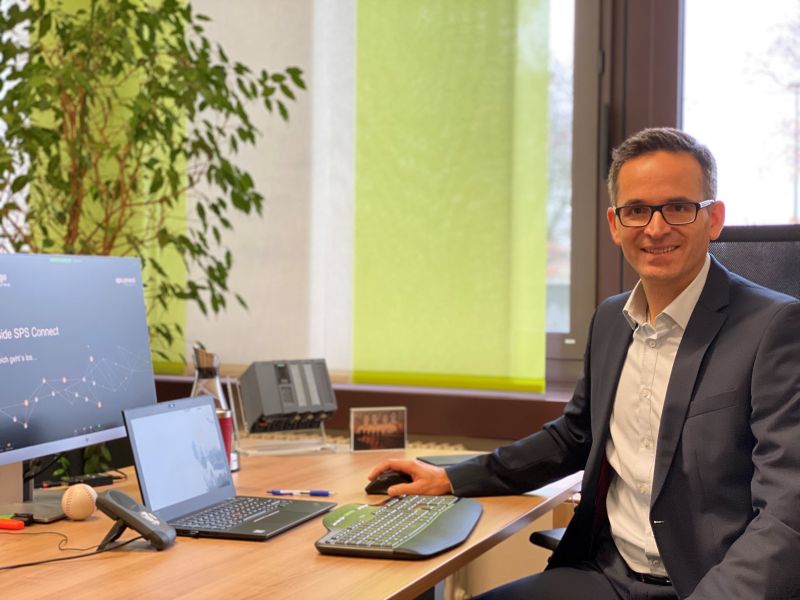 DirkSchaar's tweet photo. What does @siemensindustry show at the #sps_connect 2021? Marcus Bliesze gave an insight at the press conference of @Mesago. See more in the #video: https://t.co/4E7a0Ow8KK @bliesze #SPSdialog @Siemens #Industry40 #IoT #DigitalTwin #Mindshere #EdgeComputing #5G #SiemensInfluencer https://t.co/pxa9zi1BMT