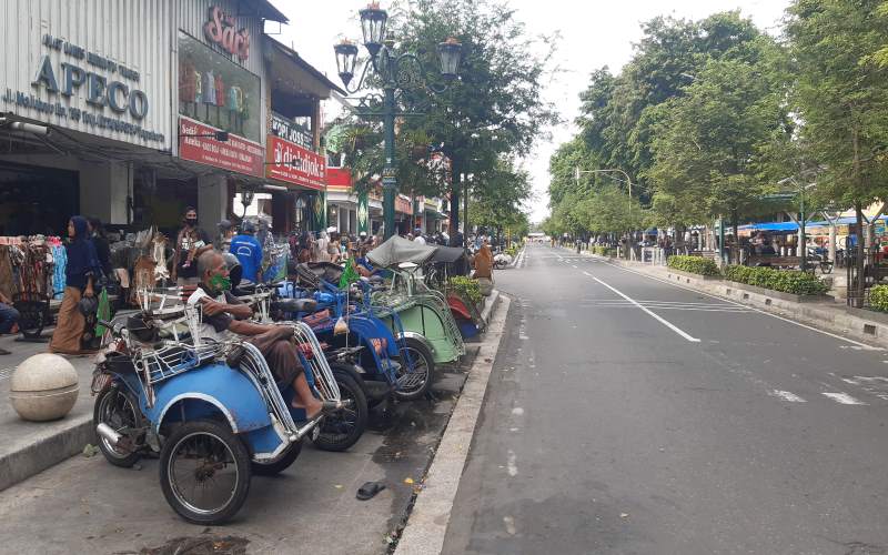 Harian_Jogja's tweet photo. Sah Diputuskan! Kendaraan Bermotor Dilarang Masuk Malioboro Sore-Malam Hari https://t.co/2hwa8Vuk4Y #beritajogja #jogja #jogjaistimewa https://t.co/tKoEVSqgEh