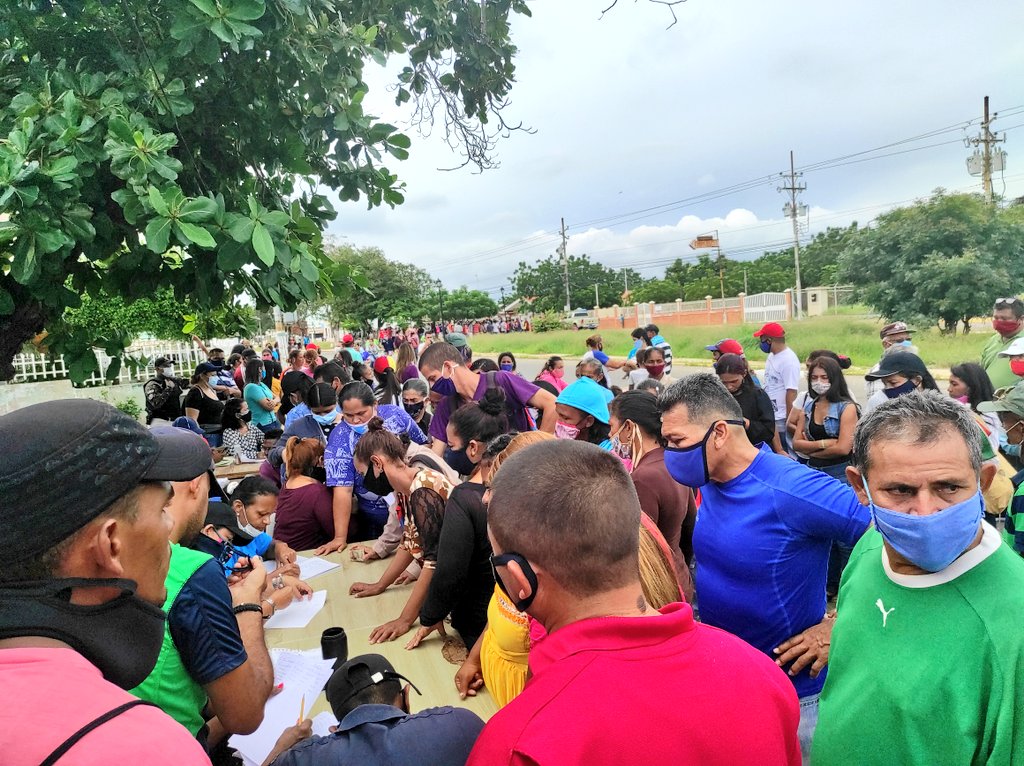 lachinabarboza's tweet photo. Nuestra militancia del @PartidoPSUV Santa Rita se abocó al 2do Simulacro Electoral con nuestros jefes de UBCH, líderes de comunidad y jefes de calle,vamos con alegría y compromiso patrio a seguir consolidando la Victoria Popular d este 6D #SimulacroAN2020 #EnVenezuelaBrillaLaPaz https://t.co/bqgQ4M1EXJ