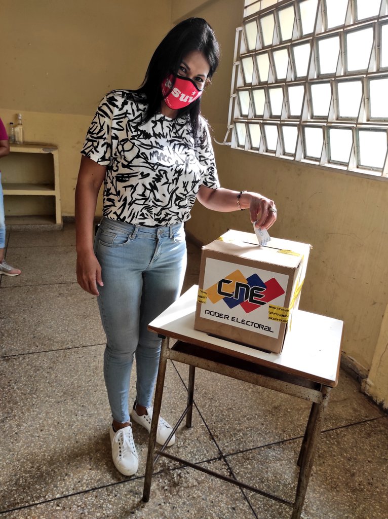 lachinabarboza's tweet photo. Nuestra militancia del @PartidoPSUV Santa Rita se abocó al 2do Simulacro Electoral con nuestros jefes de UBCH, líderes de comunidad y jefes de calle,vamos con alegría y compromiso patrio a seguir consolidando la Victoria Popular d este 6D #SimulacroAN2020 #EnVenezuelaBrillaLaPaz https://t.co/bqgQ4M1EXJ