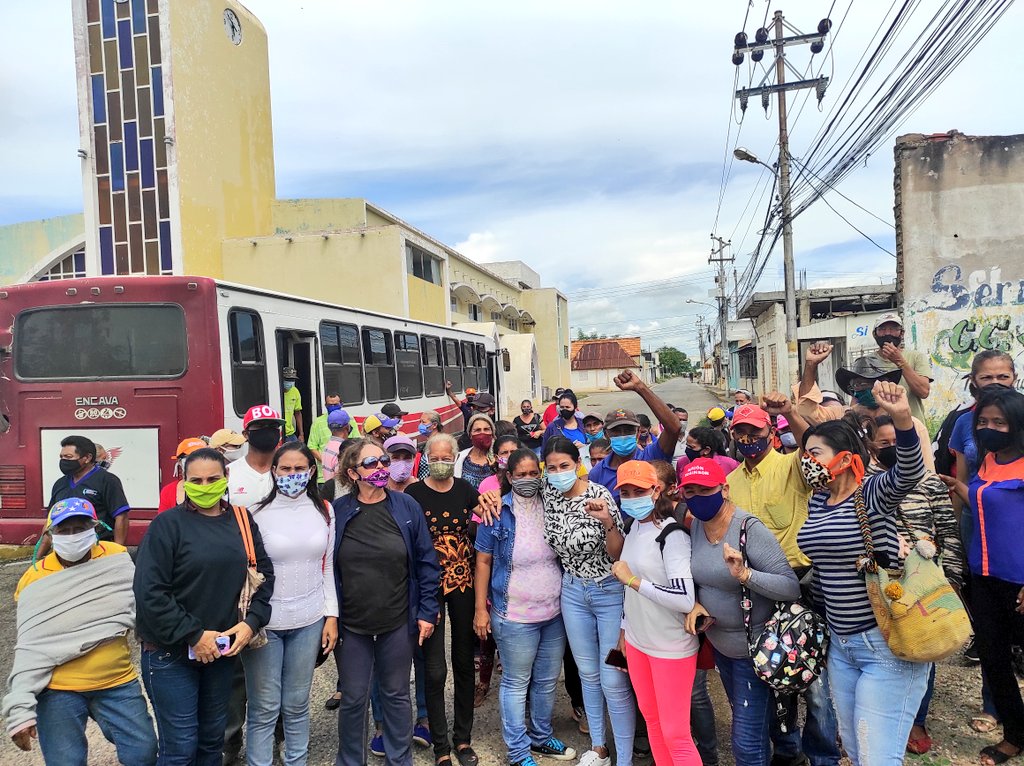 lachinabarboza's tweet photo. Nuestra militancia del @PartidoPSUV Santa Rita se abocó al 2do Simulacro Electoral con nuestros jefes de UBCH, líderes de comunidad y jefes de calle,vamos con alegría y compromiso patrio a seguir consolidando la Victoria Popular d este 6D #SimulacroAN2020 #EnVenezuelaBrillaLaPaz https://t.co/bqgQ4M1EXJ