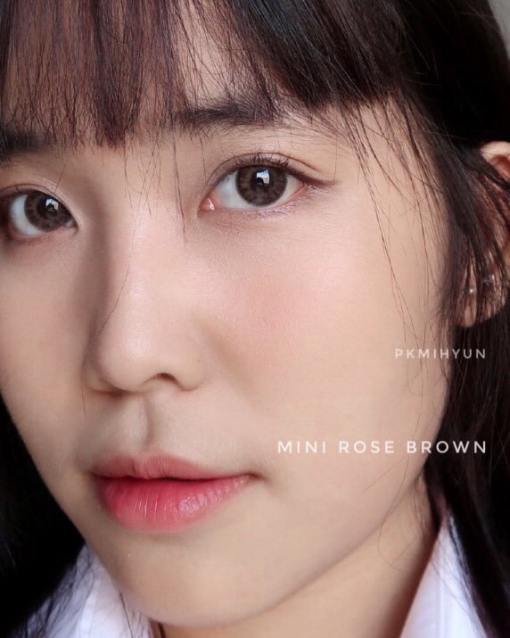 pkmihyun's tweet photo. สีนี้ใส่แล้วตาหวาน ได้ลุคแบ๊วมากๆ >~< เป็นเลนส์ของ @KittyKawaii_TH 💘Mini rose brown ใส่สบาย ตาไม่แห้งระหว่างวันเพราะเค้ามีค่าอมน้ำสูง 
ใส่ไปเรียนทุกวันน #ไว้รีวิวห้ามขายของโว้ยย https://t.co/ZXCbE4D7I4