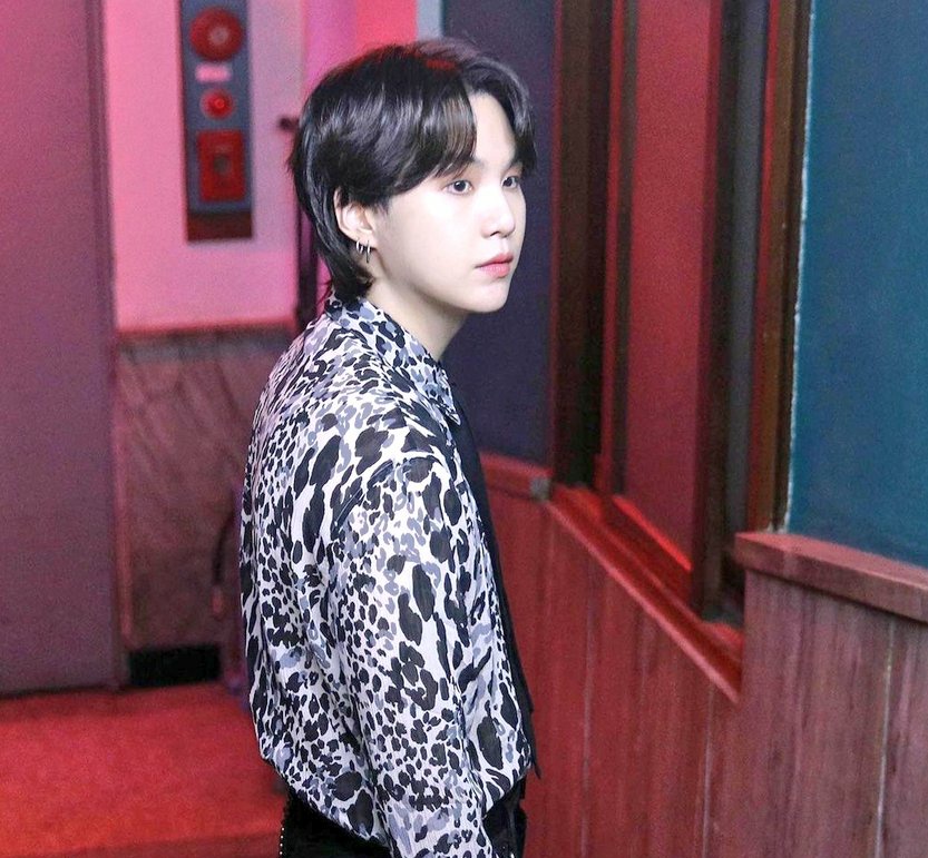 Ratyagashi's tweet photo. I FEEL SO ATTACKED HELP ME 💜💜😭
#SUGA #MinYoongi #BTS #BTS_BE https://t.co/7hXDSWfwwZ
