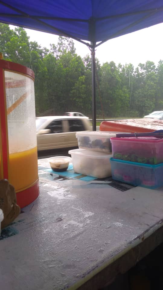 shzwnfrzna_'s tweet photo. My heart is 💔🥺 Mohon doakan supaya sentiasa ada customer datang beli kat kedai ayah. Dah berapa hari hujan lebat, dngn musim pkpb lagi, sedih tengok ayah update dalam group, takde customer ;(

Location: Seri Astana, Sg. Petani Kedah (berdepan dngn Bukit Bintang) https://t.co/BPobWgUhgv