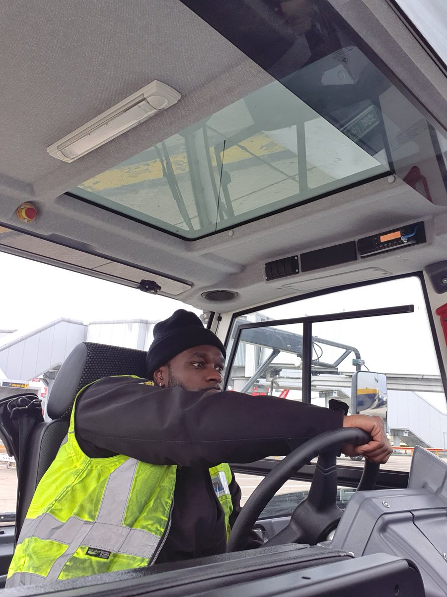 Pinky_Pinkos's tweet photo. #Towing ✈🛩 with the man who just loves to #Tow 🤣🤣 #IanBaker ✊🏿✊🏼 im on the mic 🎤 #RadioTelephony #AirportLife #OperationSupport #Team3Baby #Aviation https://t.co/b70WbWAmEV