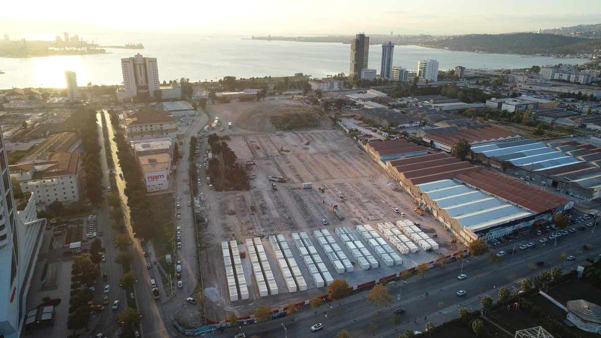 Bakanımız Sn. <a href="/suleymansoylu/">Süleyman Soylu</a> İzmir Bayraklı’da, yapımı devam eden Konteynerkent alanında incelemelerde bulunuyor