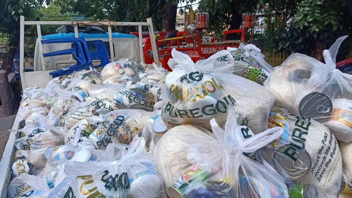 VicoSotto's tweet photo. Covid TESTING at our evacuation centers. Since health protocols were difficult to maintain 100% of the time, we will test everyone who stayed there.(target 1500 tests today)

Sa RELIEF GOODS naman distribusyon na tayo sa ibang barangay, at sa iba ay patapos na rin ang validation. https://t.co/copVJjSsj7