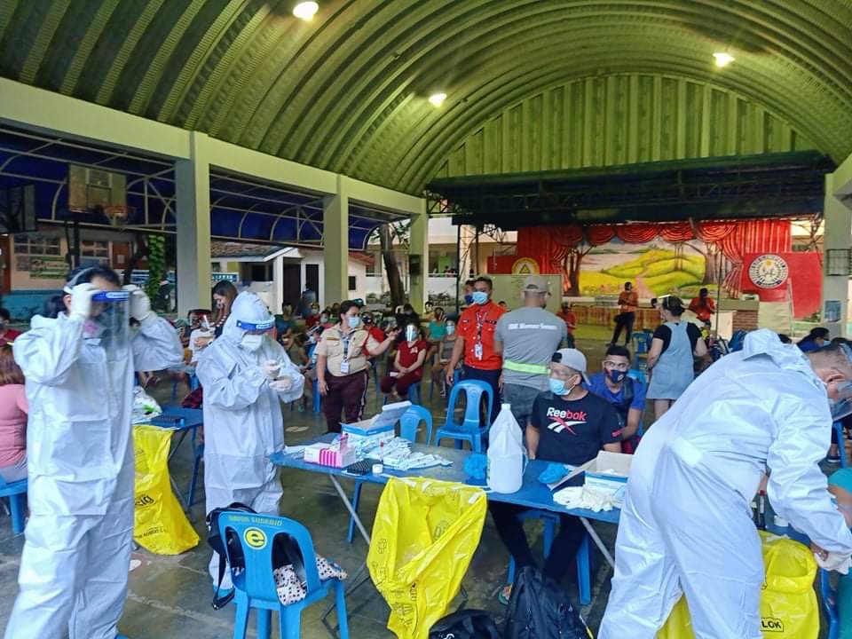 VicoSotto's tweet photo. Covid TESTING at our evacuation centers. Since health protocols were difficult to maintain 100% of the time, we will test everyone who stayed there.(target 1500 tests today)

Sa RELIEF GOODS naman distribusyon na tayo sa ibang barangay, at sa iba ay patapos na rin ang validation. https://t.co/copVJjSsj7