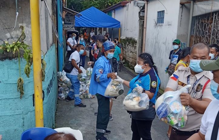 VicoSotto's tweet photo. Covid TESTING at our evacuation centers. Since health protocols were difficult to maintain 100% of the time, we will test everyone who stayed there.(target 1500 tests today)

Sa RELIEF GOODS naman distribusyon na tayo sa ibang barangay, at sa iba ay patapos na rin ang validation. https://t.co/copVJjSsj7