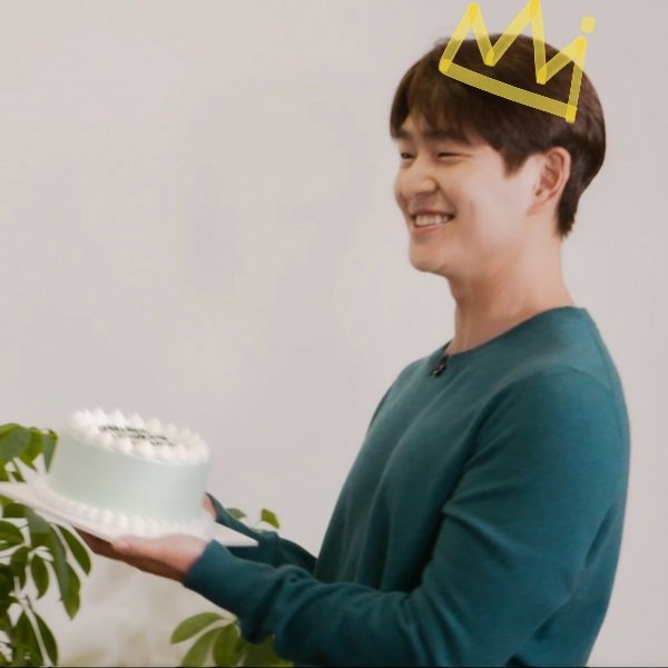 SHINeeIsTheWay's tweet photo. Also, can we please take a minute to appreciate our darling Jinki, who didn't trip while carrying Minho's cake? 👏🏻 👑👏🏻 #Jinki #Onew #OnewCondition https://t.co/6OHGeNVWAF